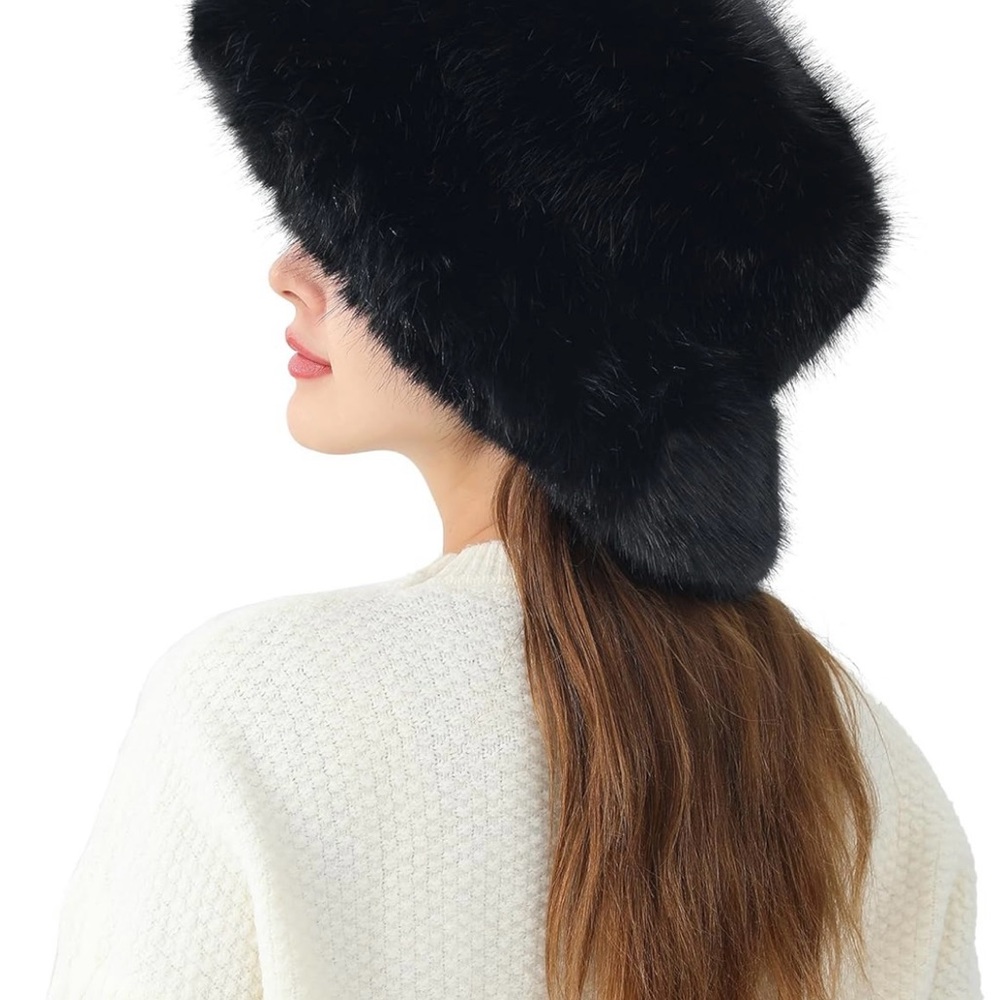 Black bucket hat